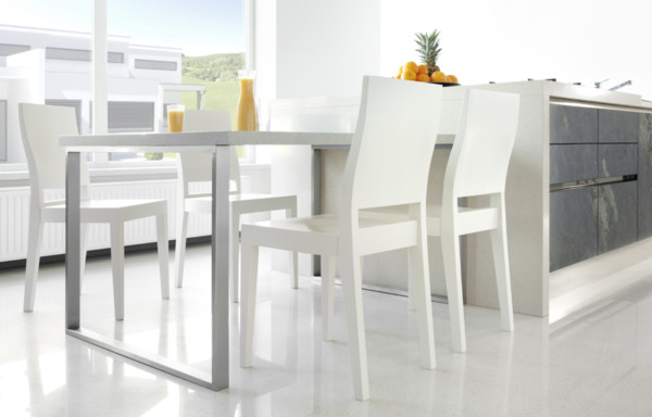 białe krzesła do kuchni