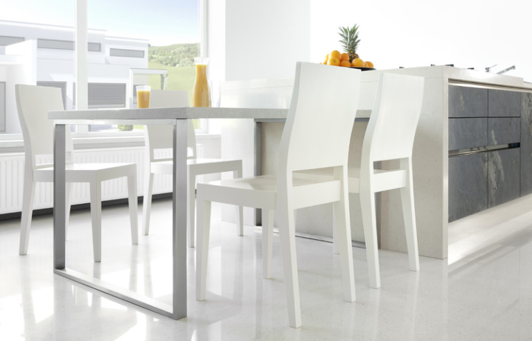 białe krzesła do kuchni