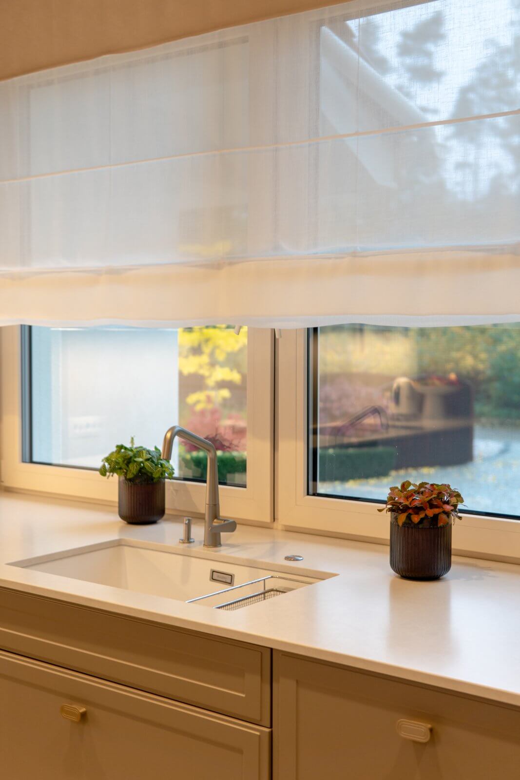 Ciepła nowoczesność z wyspą - zdjęcie 3