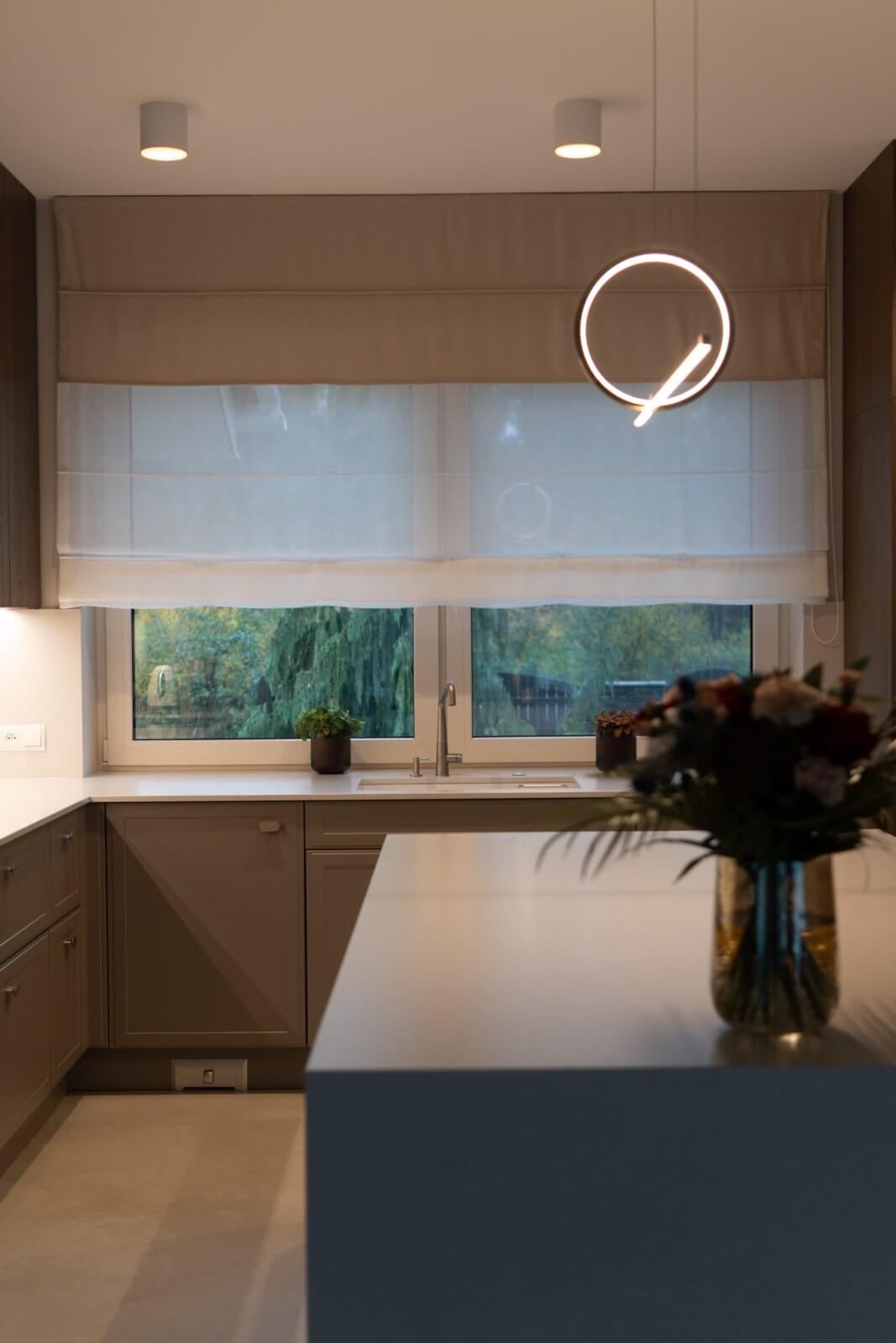 Ciepła nowoczesność z wyspą - zdjęcie 6