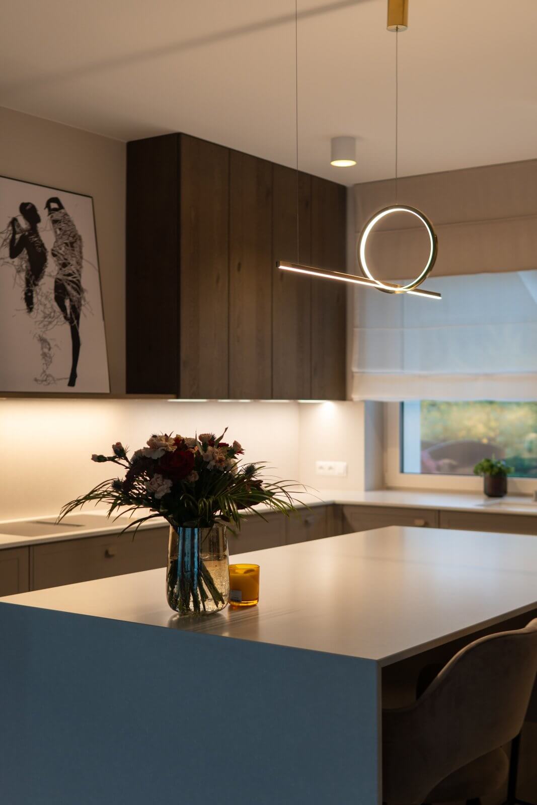 Ciepła nowoczesność z wyspą - zdjęcie 9