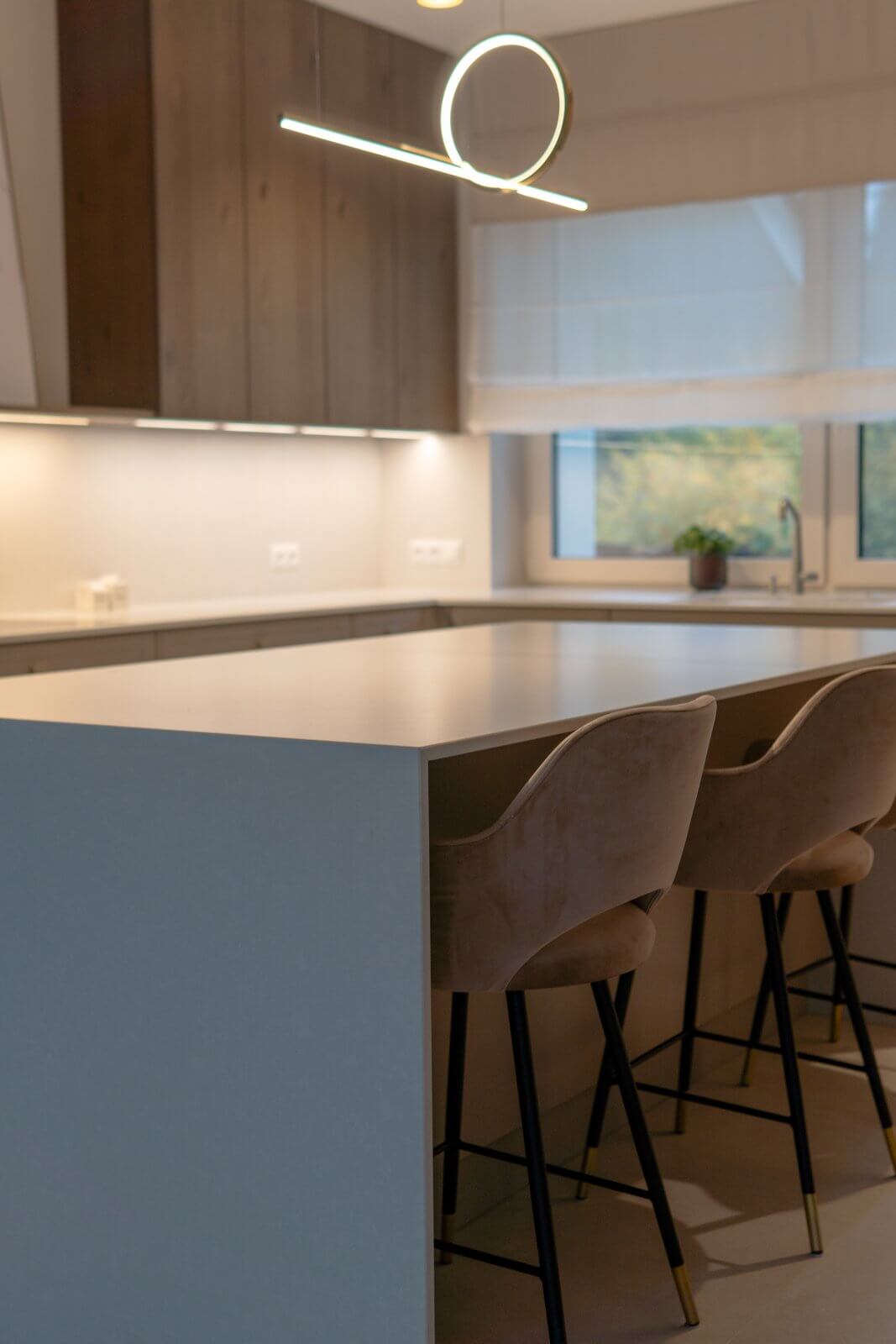 Ciepła nowoczesność z wyspą - zdjęcie 10