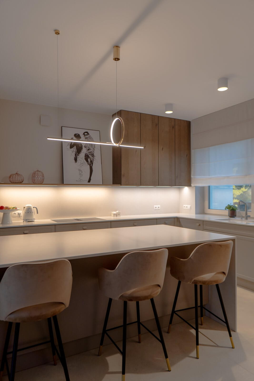 Ciepła nowoczesność z wyspą - zdjęcie 11